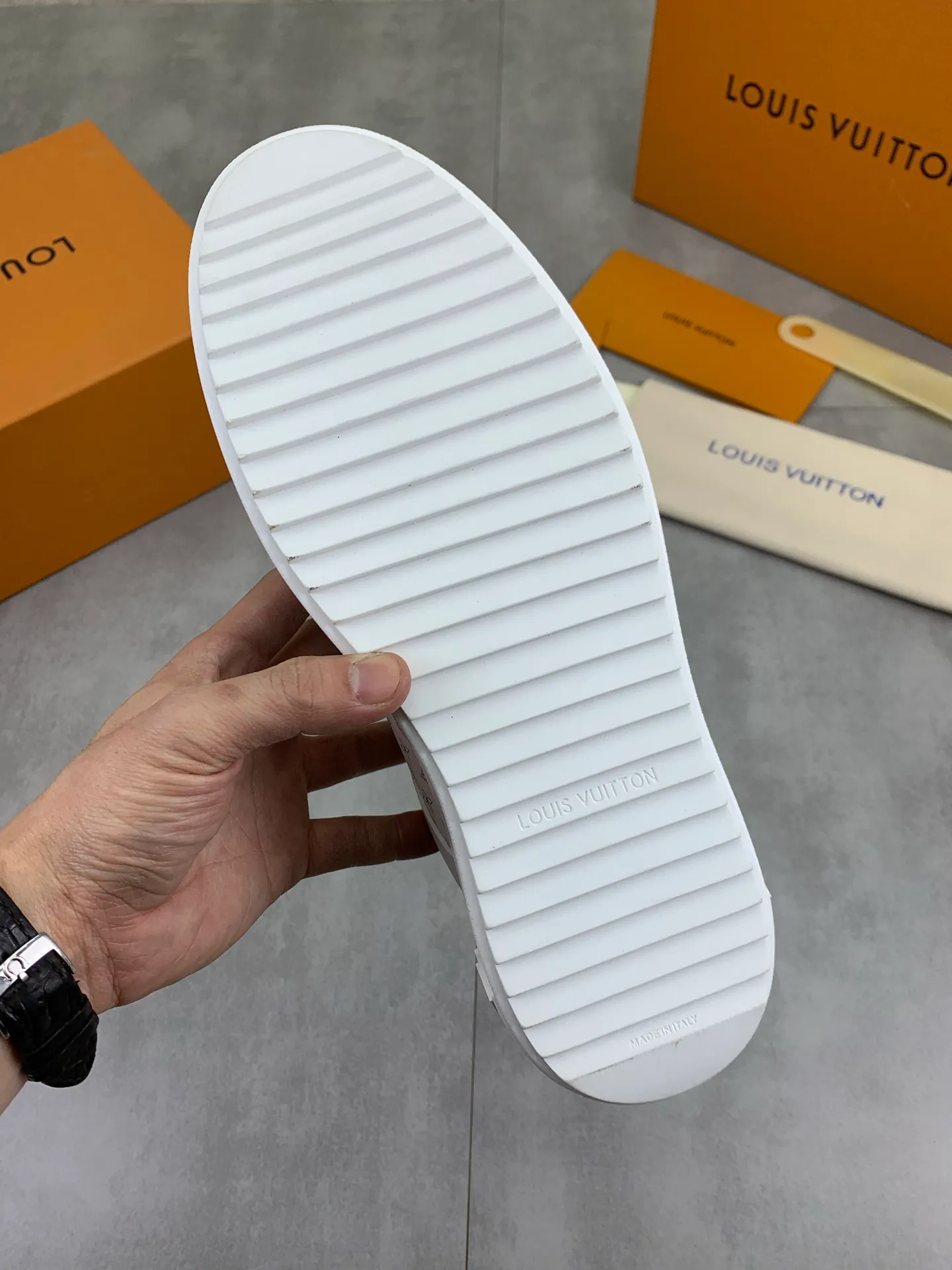 Factory price P700 💶 Top version [LOUIS VUITTON] Couple 🧑‍🤝‍🧑 Craftsman style Counter series (original order) New style 🍀LV Louis Vuitton - top version LV classic high-top trendy shoes! Made of imported original craft calfskin, original breathable lining, and original wear-resistant, lightweight, high-end TPU outsole! High quality products! 3️⃣ colors available, code numbers: female 35-39, male 39-44 (female 40, male 45 46 customized)